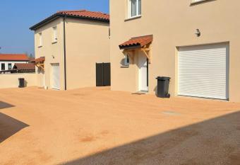 Maison chaleureuse 1 has Balcony rooms