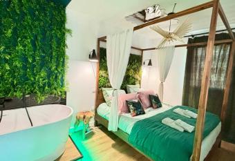 Cachette de r  ve - S  jour romantique sur le bassin allows 18 year olds to book a room