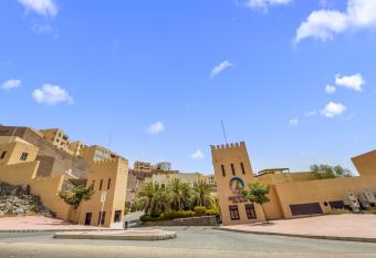 Oceanview Balcony wit 5star resort facilities -2BR-Maid-                             has rooms with a private hot tub