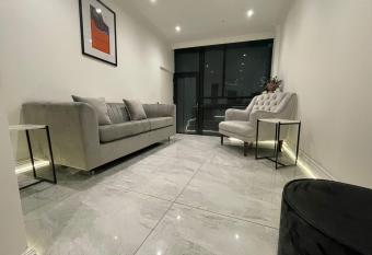 Edinburgh City 2Bedroom & steam room! has Balcony rooms