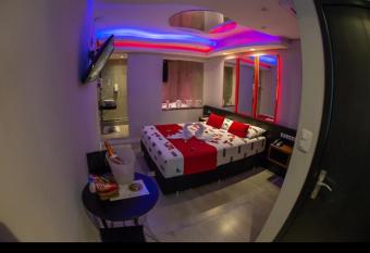 N  o sei allows 18 year olds to book a room