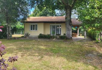 La petite Landaise has Balcony rooms