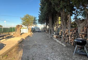 Haut de Villa, Jardin, Piscine ! allows 18 year olds to book a room