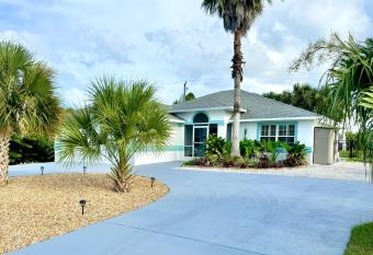 Coreys Coastal Beach Getaway has rooms with a private hot tub