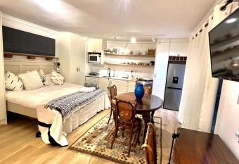 Centrally located Garden Cottage Cape Town has rooms with a private hot tub