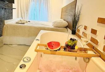 Studio Love Jacuzzi has rooms with a private hot tub