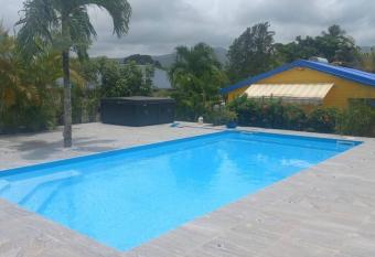 G  tes Beaut   Sucr  e has rooms with a private hot tub