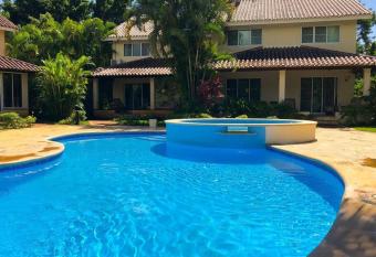 Villa en Juan Dolio, Metro Country Club has rooms with a private hot tub