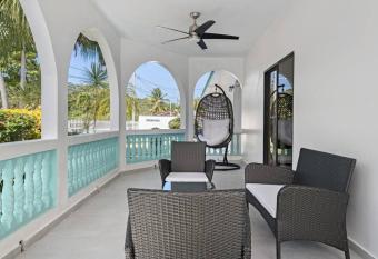 Spacious, steps from beach, AC, King beds, Patio has Balcony rooms