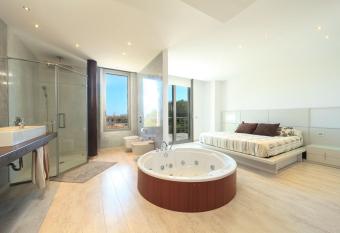 Vila Albuffera has rooms with a private hot tub