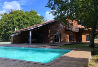 G  tes au bord du lac de Biscarrosse has Balcony rooms