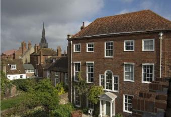 East Pallant Bed and Breakfast, Chichester allows 18 year olds to book a room