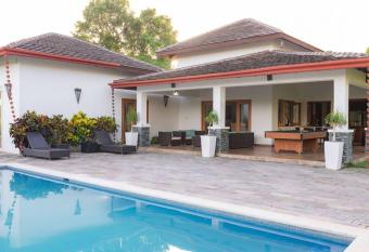 (null) has rooms with a private hot tub