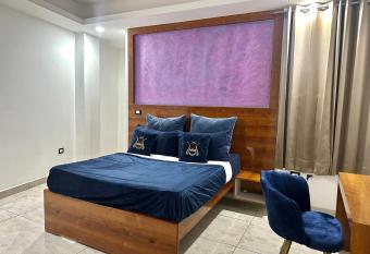 luxury room on NH8 near Hero Honda Chowk Gurgaon has Smoking/Balcony rooms