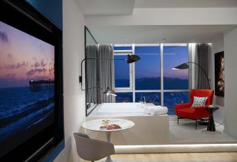 ISEYA Panoramic Hotel - Chongqing Jiefangbei Yunduan Zhiyan has rooms with a private hot tub