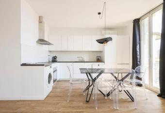 3 pi  ces    5 min de la fronti  re de Monaco has Balcony rooms