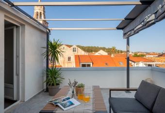 Apartment Centar 2 has Balcony rooms