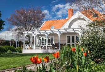 Anglesea House & Garden has Balcony rooms