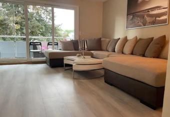 Privat rom med dobbeltseng sentralt p   grunerl  kka has Balcony rooms