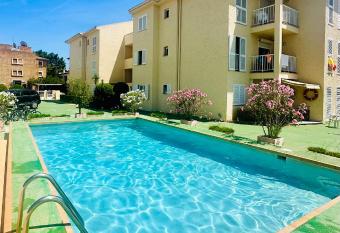 Bonito apartamento con piscina privada a 50 metros de la playa! has Balcony rooms