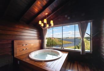 Bourbon Serra Ga  cha Divisa Resort has rooms with a private hot tub