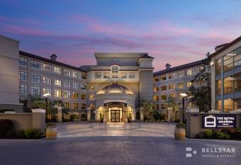 The Royal Kelowna - Bellstar Hotels & Resorts has rooms with a private hot tub