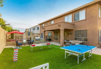 Glendale 5 bed home Heated Pool, Spa, Ping Pong allows 18 year olds to book a room