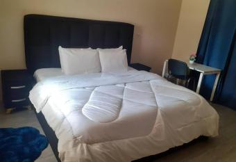 Eand E lodge has Balcony rooms