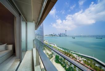 Sheraton Zhuhai Hotel has rooms with a private hot tub