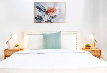 Calm on Cullen - 1 BRM Unit allows 18 year olds to book a room