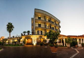 Hotel Ristorante Donato has Balcony rooms