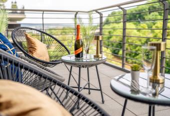 River Lux Loft - 5min to HBF has Balcony rooms