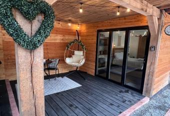 Luxury Courtyard Studio in Llangollen has Balcony rooms