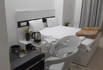 The pleasent studio has rooms with a private hot tub