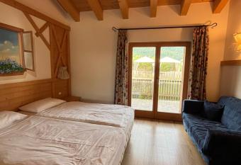 B&B Longanorbait allows 18 year olds to book a room