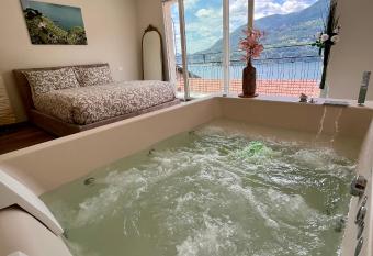 Casa Giulietta suite lake view spa has rooms with a private hot tub
