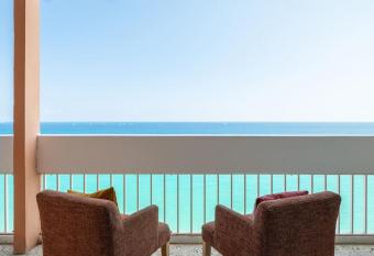 Le Pamela-Vue Exceptionnelle-Dernier   tage allows 18 year olds to book a room