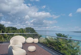 Casa Na-ool Bacalar has rooms with a private hot tub