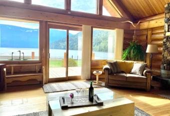 The Spruce Goose - Waterfront Beach House has rooms with a private hot tub