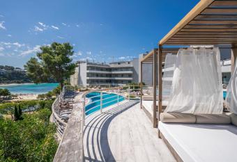 ARTIEM Audax - Adults Only allows 18 year olds to book a room