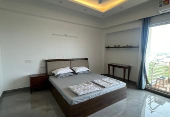 The Abode- luxury 1Bhk service apartment in Gurugram has rooms with a private hot tub