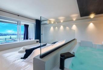 LOVE IN Bandol - Balneo & Vue Mer has rooms with a private hot tub