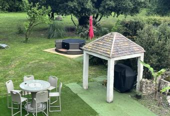 Gite la Plume has rooms with a private hot tub