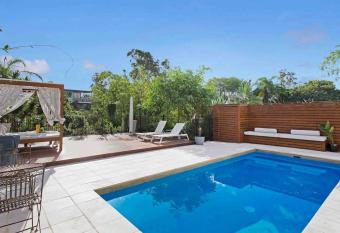 Balmoral House Retreat Pool & Spa has rooms with a private hot tub