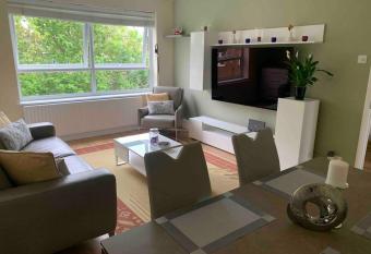 London Southgate 2 Bed Apartment allows 18 year olds to book a room