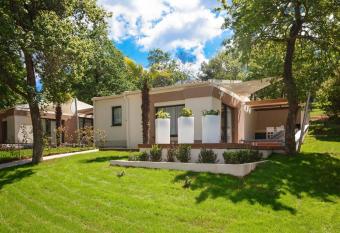 Villas Bellevue Plava Laguna has rooms with a private hot tub