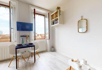 Le Cocon dans les Nuages allows 18 year olds to book a room