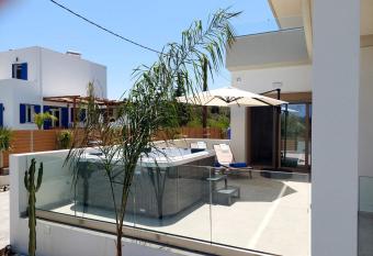 Alexa Luxury Suites has rooms with a private hot tub