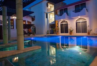 Hotel Boutique Eden Costa allows 18 year olds to book a room