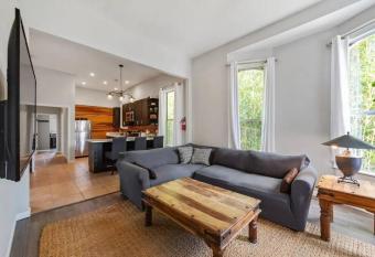 Modern 4BR3BA Haven in Oakland allows 18 year olds to book a room